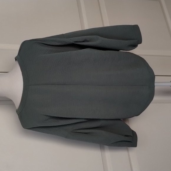 Jennie & Marlis Women's large balloon sleeve textured blouse - Picture 6 of 10